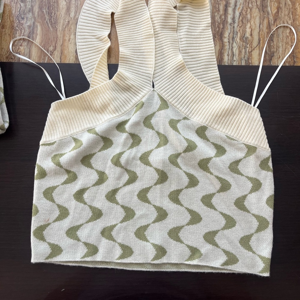 Stylish Cream and Green Wave Pattern Tank Top